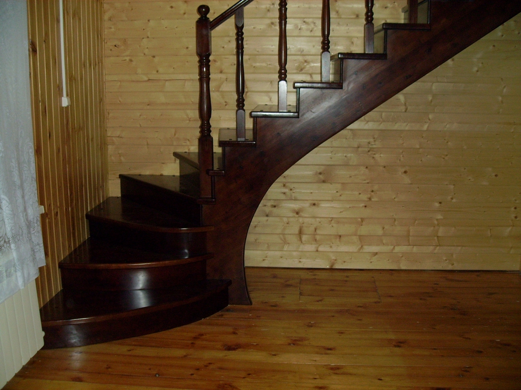 Фото поворотных деревянных лестниц на второй этаж