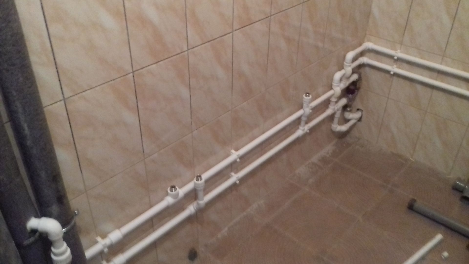Открытая прокладка труб в ванной